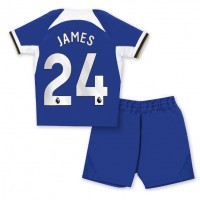 Maglie da calcio Chelsea Reece James #24 Prima Maglia Bambino 2023-24 Manica Corta (+ Pantaloni corti)